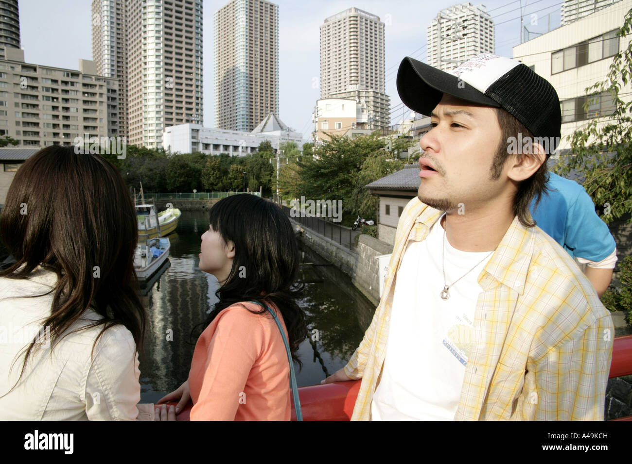 Seitenansicht eines jungen Mann stehend mit seinen drei Freunden und wegsehen Stockfoto