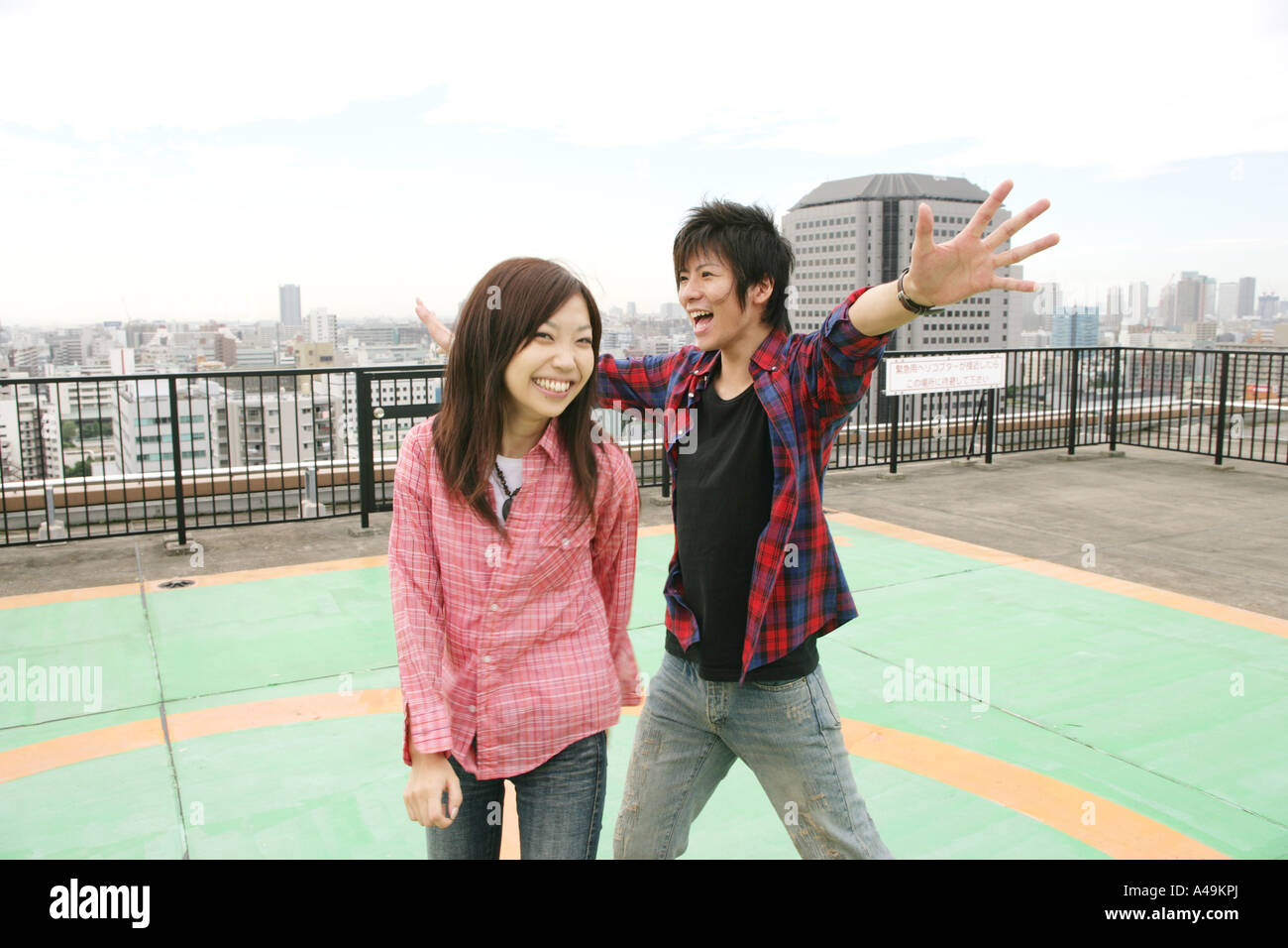 Ein junges Paar auf einer Terrasse steht hautnah Stockfoto