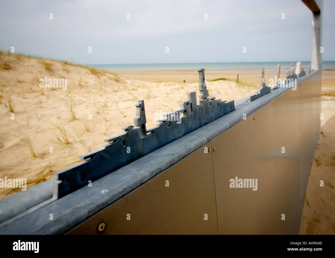 Landing Craft Skulptur auf der D-Day Memorial am 2. Weltkrieg Juno Beach, Courseulles-sur-Mer, Normandie, Frankreich Stockfoto