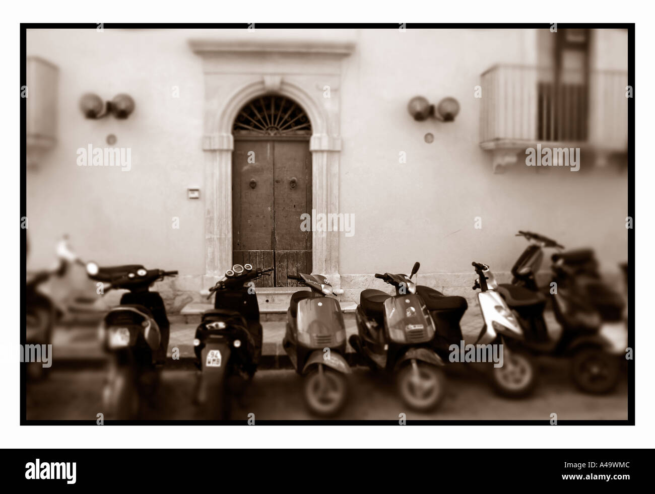 Motorroller geparkt vor einem Haus in Noto Süditalien Sizilien. Stockfoto