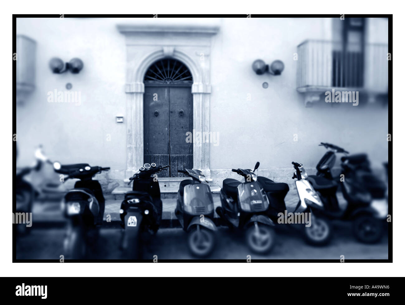 Motorroller geparkt vor einem Haus in Noto Sizilien-Süditalien Stockfoto