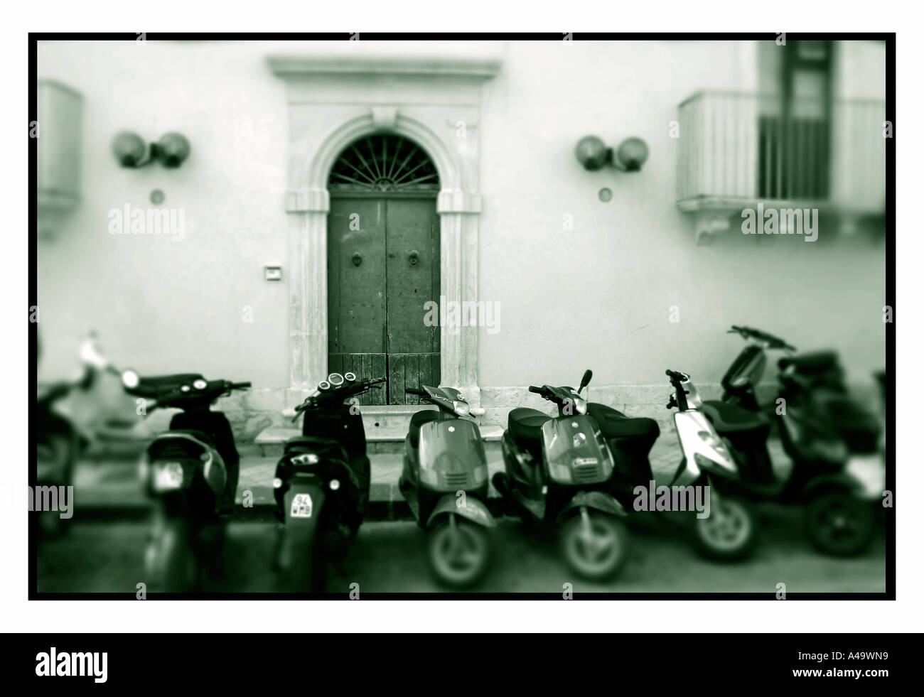Motorroller geparkt vor einem Haus in Noto Sizilien-Süditalien Stockfoto
