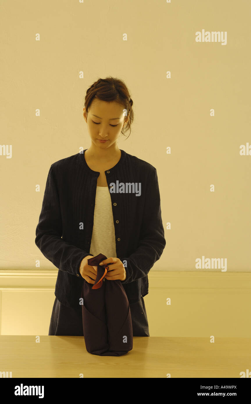 Junge Frau mit zwei Flaschen in ein Tuch gewickelt Stockfoto