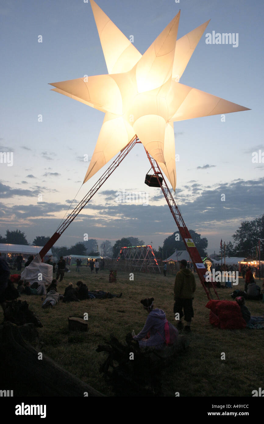 Glastonbury Festival 2003; Ein infatable beleuchtete Sterne in der Dämmerung Stockfoto