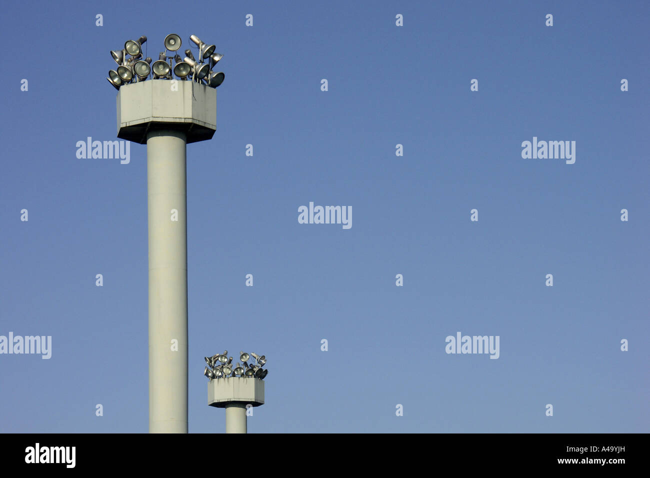 Beleuchtung-Masten in der Gedenkstätte deutsche Teilung Marienborn, Deutschland, Sachsen-Anhalt, Marienborn-Helmstedt Stockfoto
