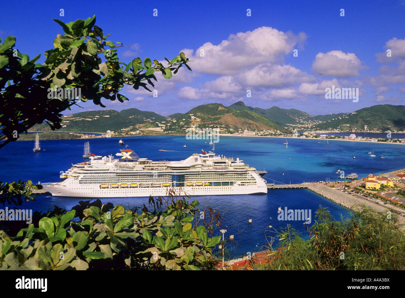 Kreuzfahrtschiff vor St. Marten Stockfoto