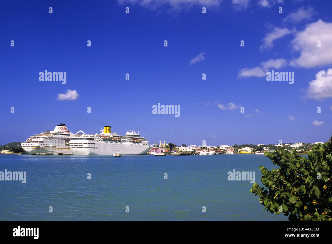 Kreuzfahrtschiffe im Hafen von St. Johns, Antigua und Barbuda Stockfoto