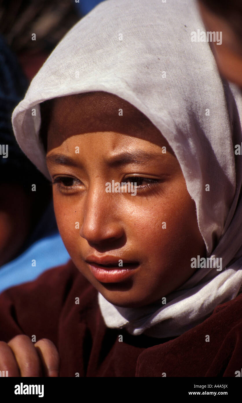 Mädchen beten am Gompa Leh Ladakh Indien Asien Stockfoto