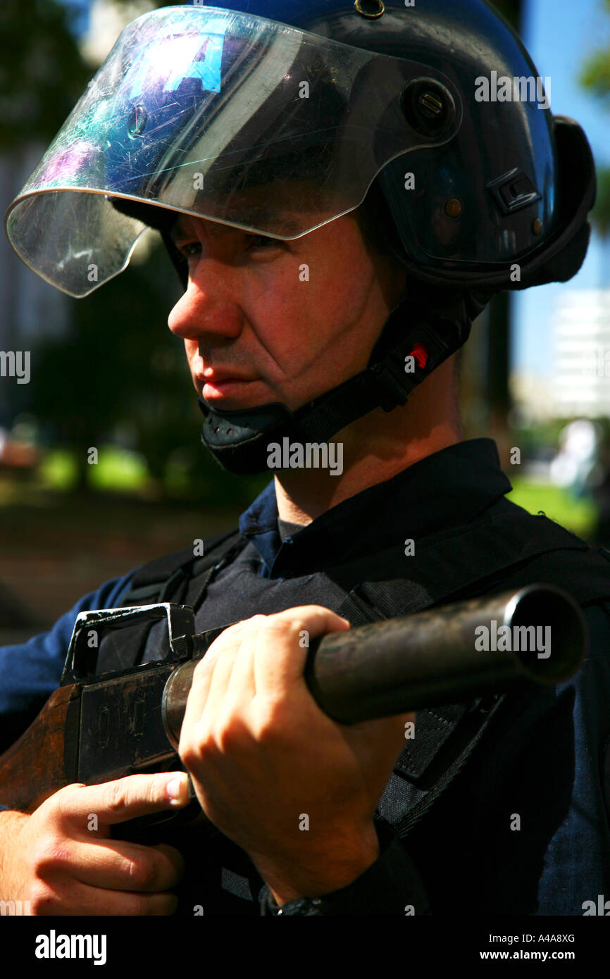 Riot-Polizist mit Kanone Buenos aires Stockfoto
