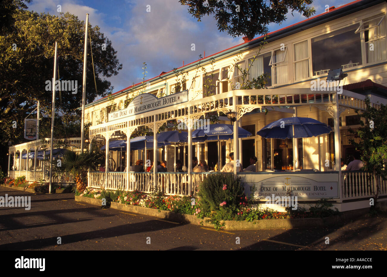 Neuseeland Bucht der Inseln Russell The Duke of Marlborough Hotel außen Kunden genießen Getränke auf Veranda am späten Nachmittag Stockfoto