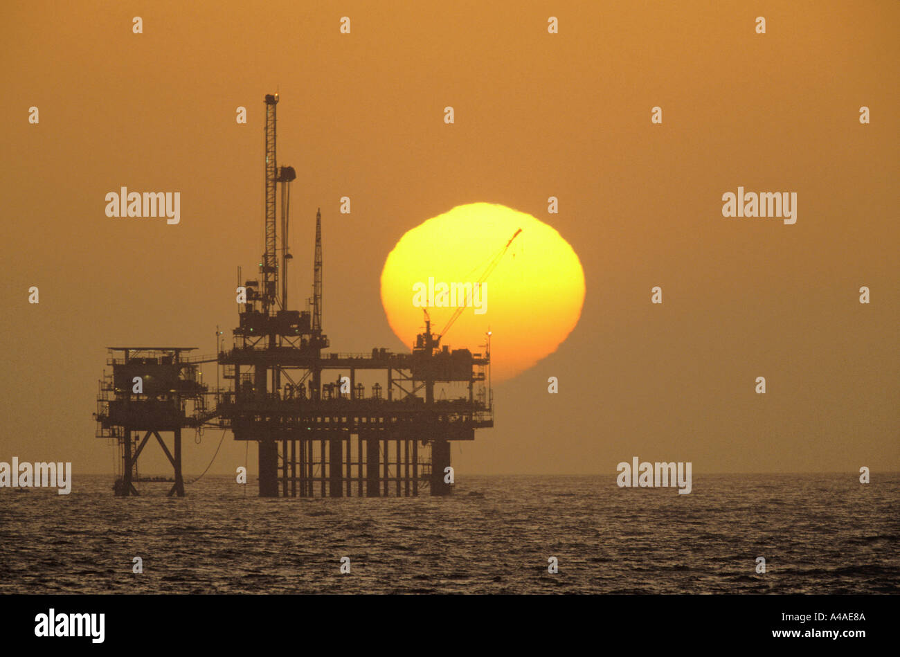 Offshore-Erdöl Bohrinsel gesehen bei Sonnenuntergang Stockfoto