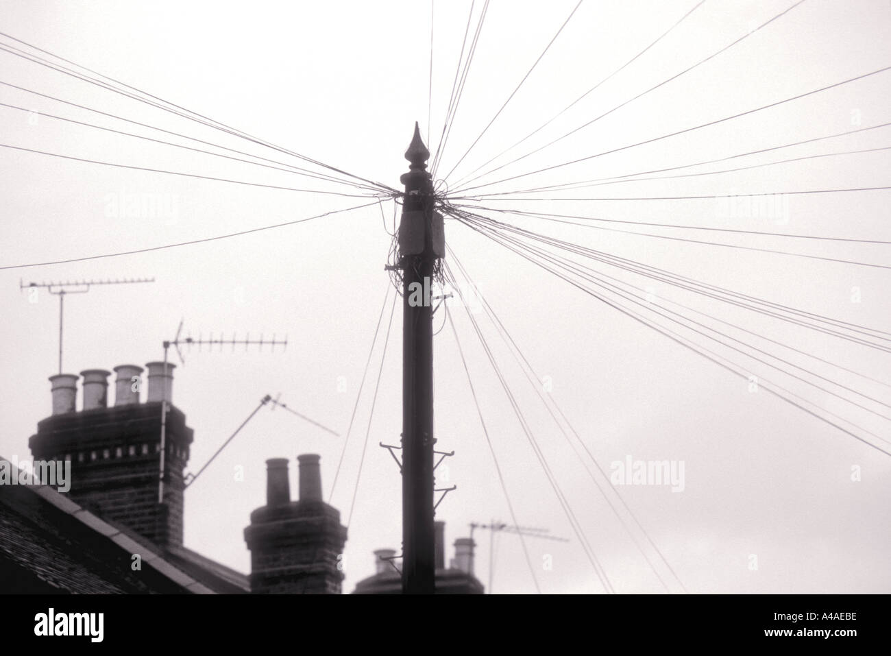 Telefonleitungen verbunden zum zentralen Pol London England UK Stockfoto