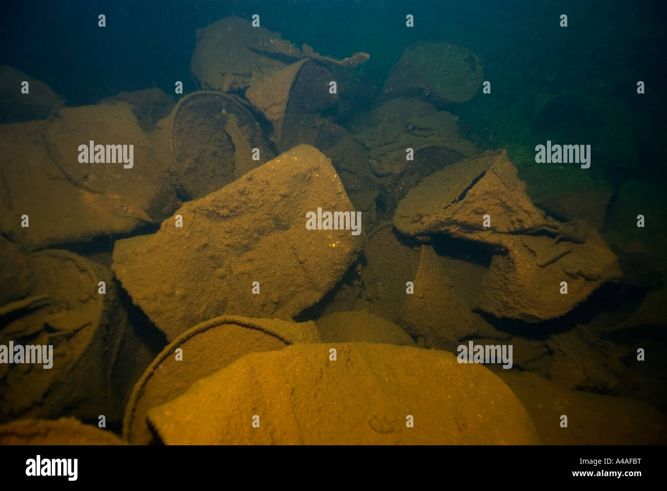 Kraftstoff Schlagzeug Fujikawa Maru Truk Lagoon Chuuk Föderierte Staaten von Mikronesien Pacific Stockfoto