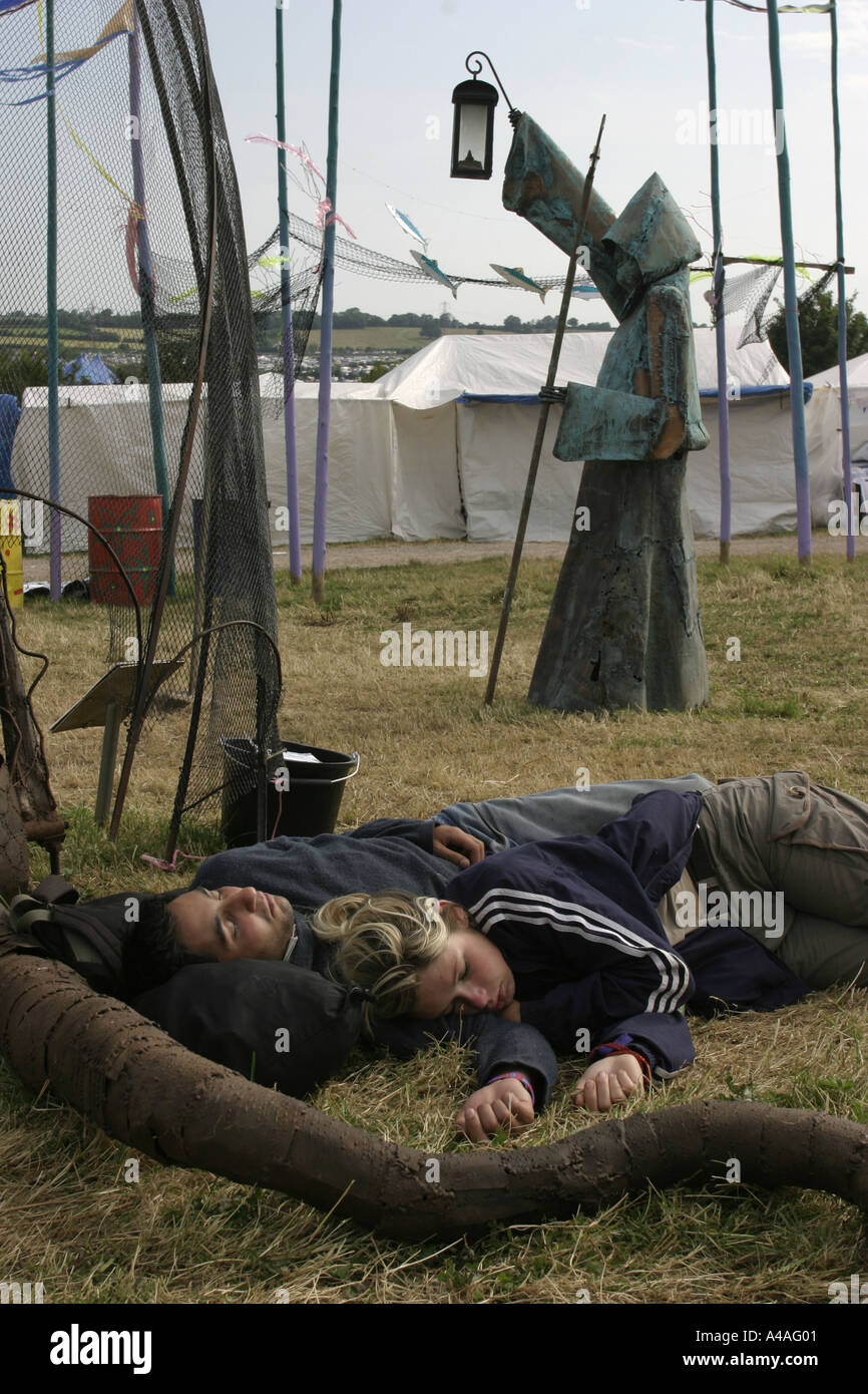 Glastonbury Festival 2003; Ein paar Schlaf durch den Schweif eines Eisen-Drachen Stockfoto