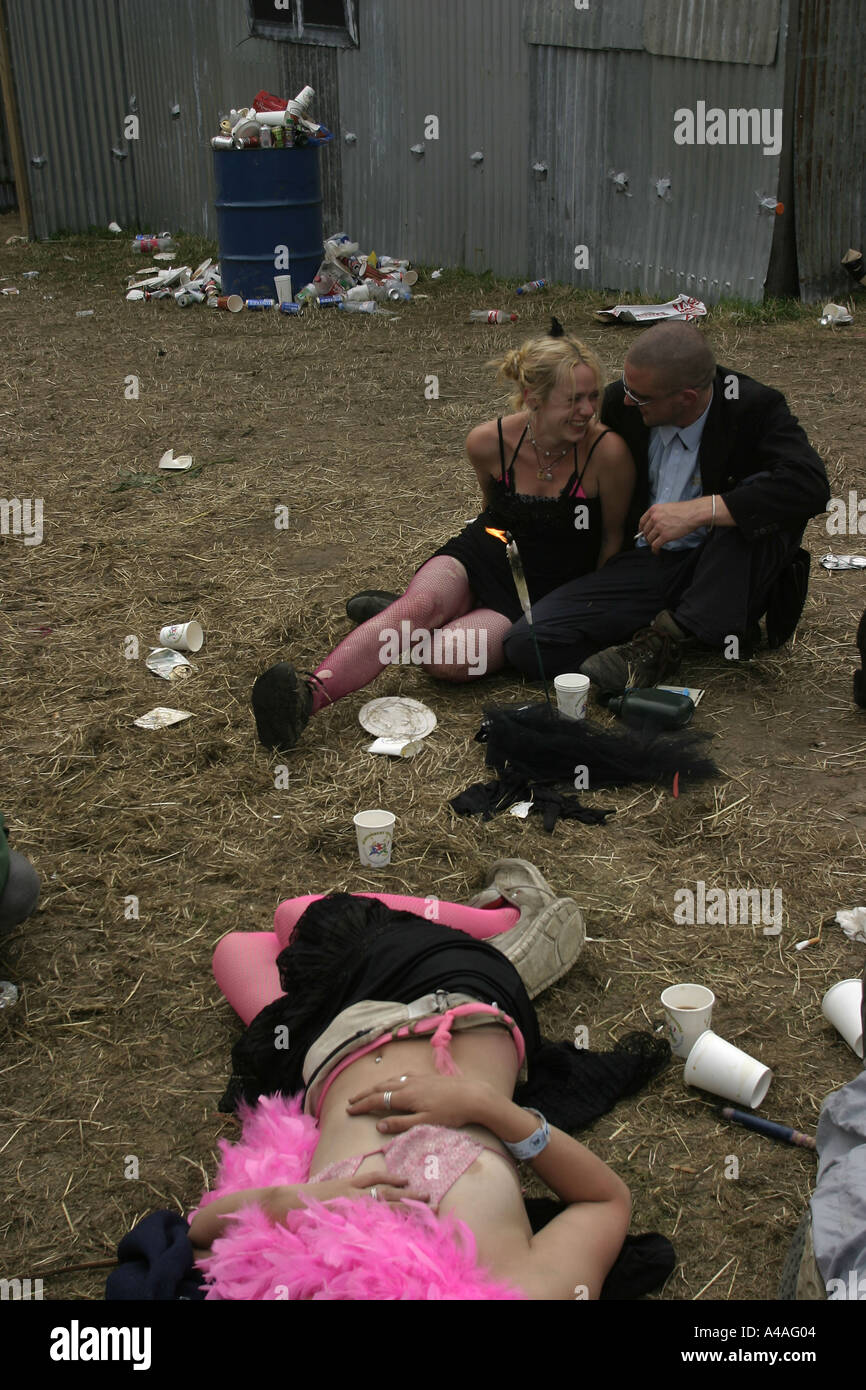 Glastonbury Festival 2003; Performer entspannen nach einer langen Nacht außerhalb der Ballsaal des Zeltes verloren Unbestimmtheit Stockfoto