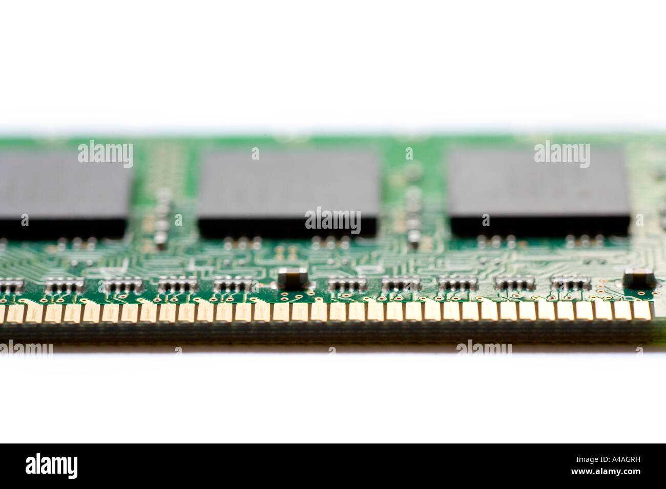 512mb PC-RAM-Speicher-Chip auf weißem Hintergrund Stockfoto