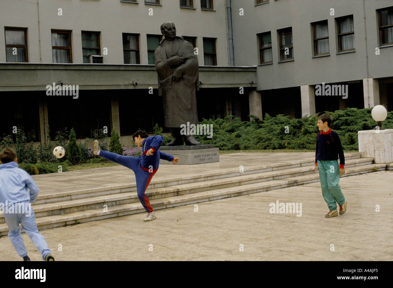 Radovan Karadzic Jungs spielen Fußball außerhalb der kommunistischen Partei hq Sarajevo Sept 1990 Stockfoto