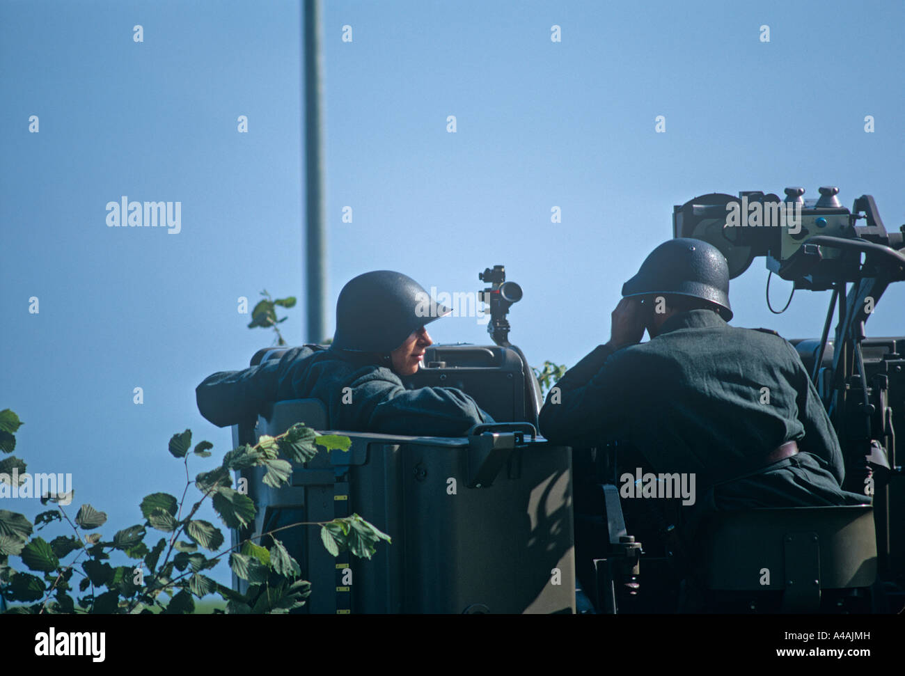 Schweizer Männer kehren zurück zur jährlichen Feldlager in der Regel im Sommer, dass diese jungen Männer eine Artilary Waffe in der Nähe von The Furka-Pass manning sind Stockfoto