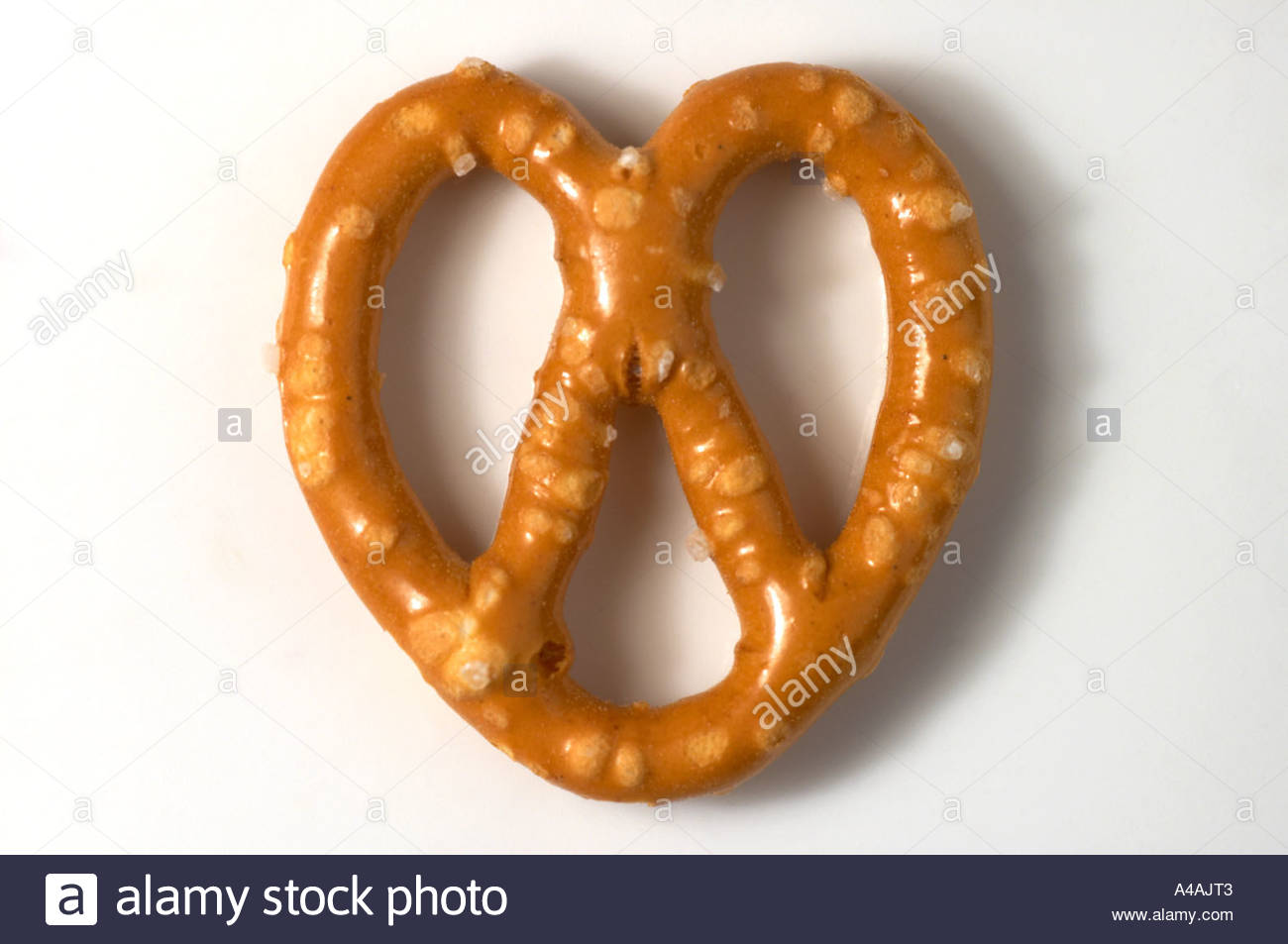 Eine einzelne Brezel auf weißem Hintergrund Stockfoto