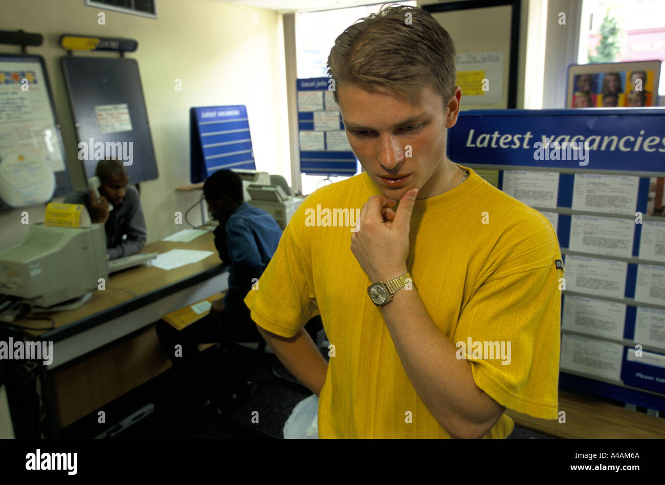 Camden Town, London, UK. Ein junger Mann sucht nach Stellenangeboten in der örtlichen ARGE. 2000 Stockfoto