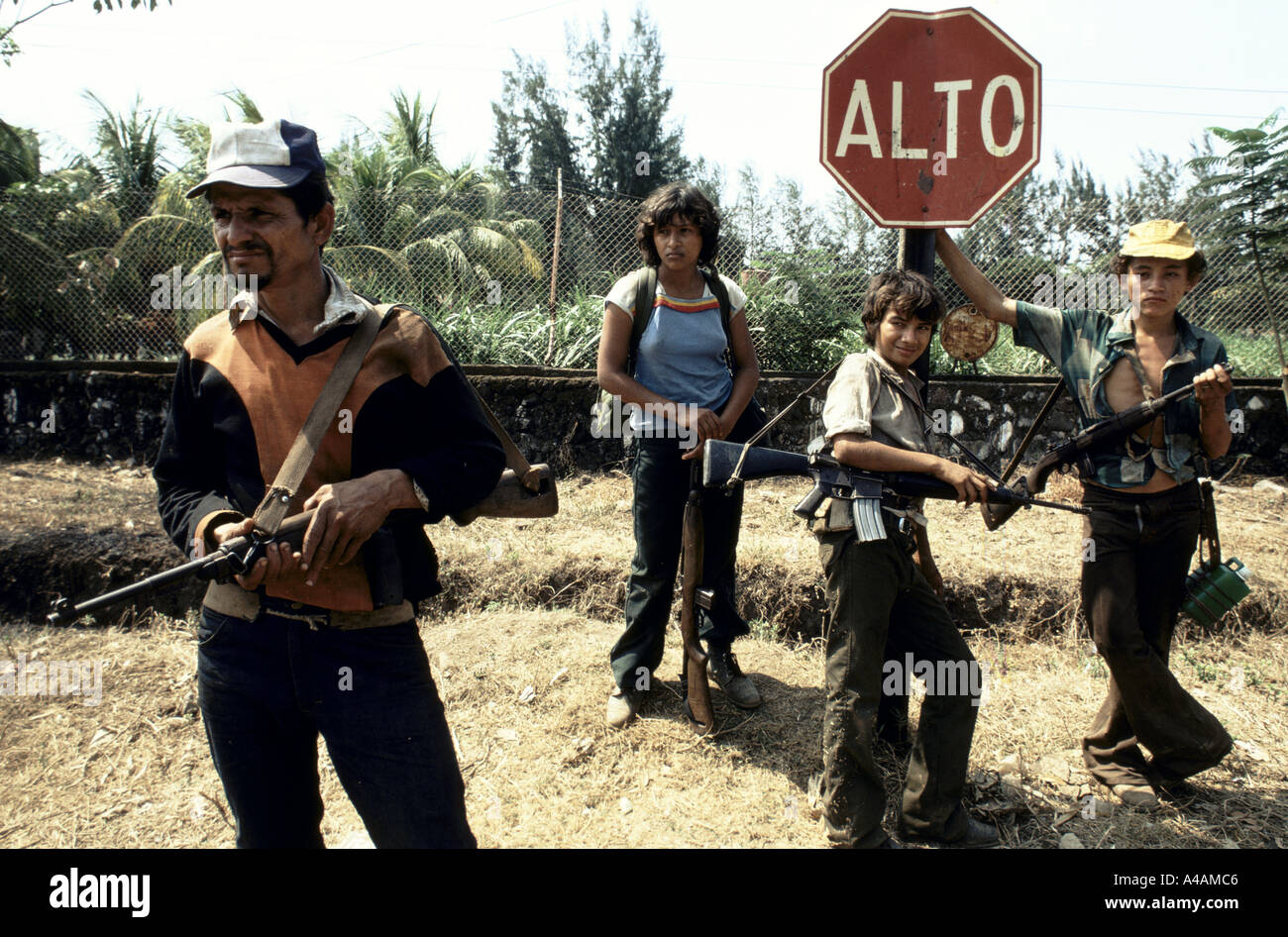 USULATAN, EL SALVADOR, März 1982: Jugendliche Mann einen Guerilla-Check-Point mit einem älteren Kämpfer nach mehrtägigen kämpfen Stockfoto
