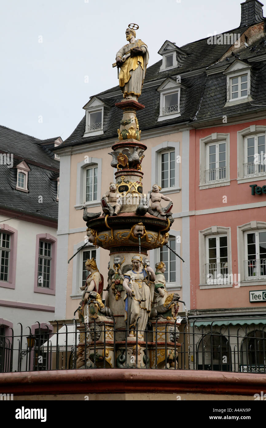 Brunnen im Markt oder Marktplatz in Deutschland Trier zum UNESCO Weltkulturerbe, der ältesten Stadt Deutschlands. Stockfoto