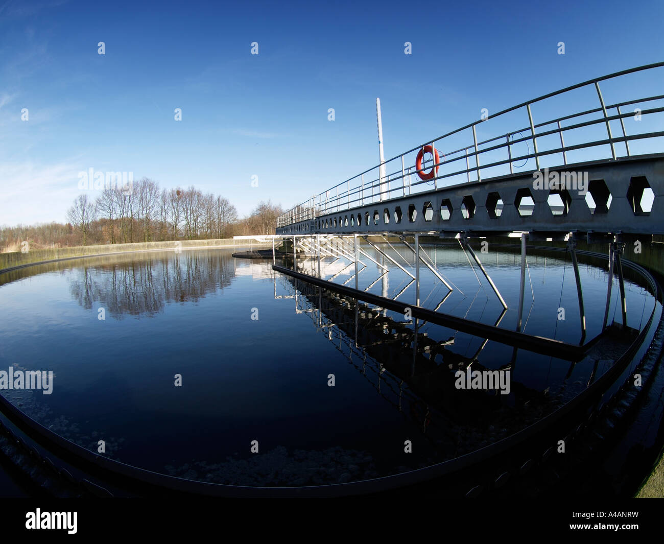 Becken voll von süß- und fast sauber in der letzten Phase der Wasserreinigung Tiel der Niederlande-fisheye-Bild Stockfoto