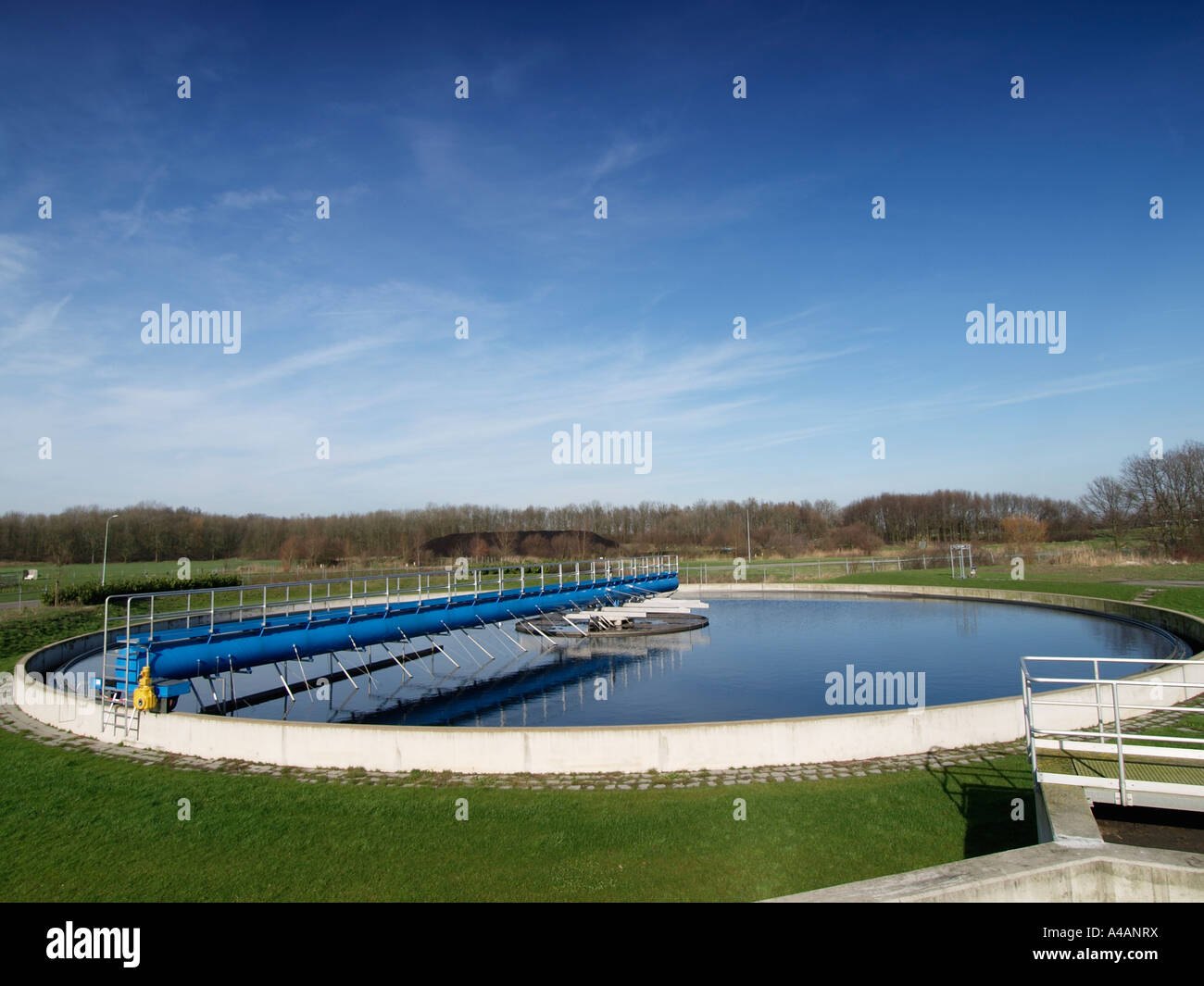 Becken voll von süß- und fast sauber in der letzten Phase der Wasserreinigung Tiel, Niederlande Stockfoto