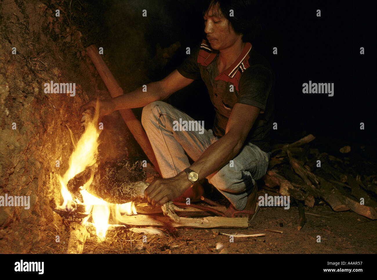 Ein all-Mann bereitet ein Huhn für den Topf. Ein Bergmann, entzieht er Golderz kleine Tunnel in den Bergen der Cordillera Stockfoto