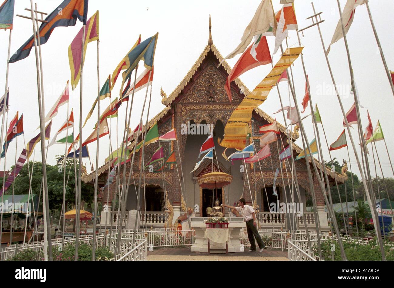 Neujahrsfest Songkran Chang Mai, Thailand: duftendes Wasser in Strömen über eine Statue von Buddha am Wat Prasingh Tempel Stockfoto