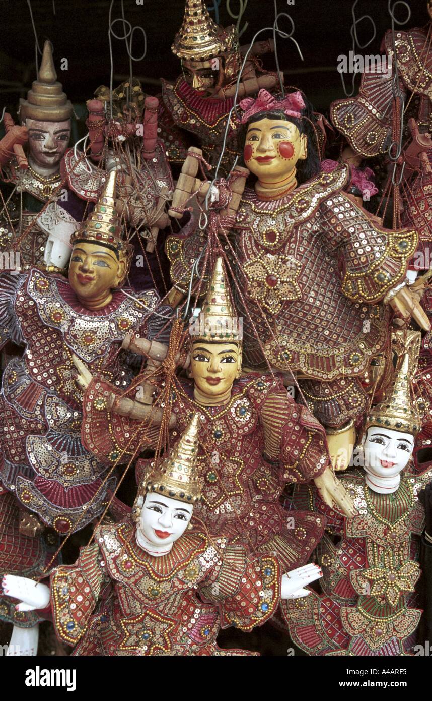 Chang Mai, Thailand April 2002: Puppen zum Verkauf außerhalb Wat Doi Su Thep, einer der berühmtesten Tempel des Chang Mai. Stockfoto