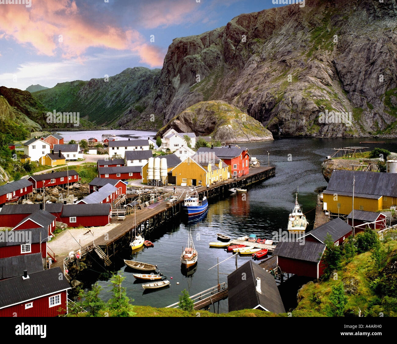 NO - LOFOTEN-Inseln: Hafen bei Nusfjord Stockfoto