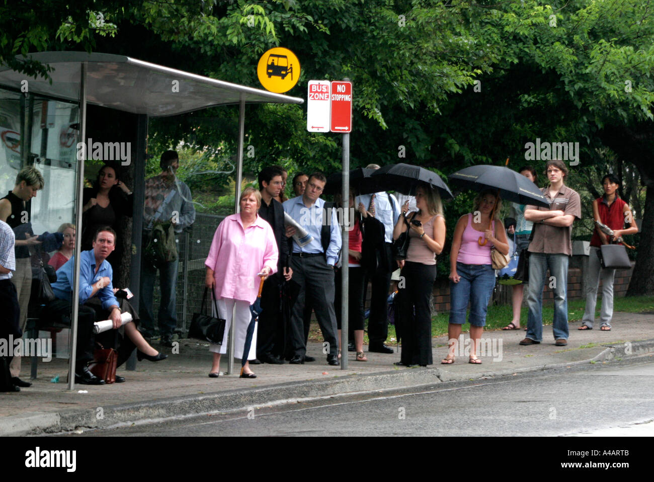 Pendler warten für den öffentlichen Nahverkehr in Sydney Australia. Stockfoto