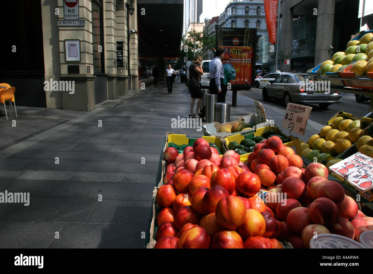 Goldene Pfirsiche weiße Pfirsiche, weiße Nektarinen und goldenen Nektarinen Avocados und Zitronen zum Verkauf in einem Straßenstand Stadt Stockfoto