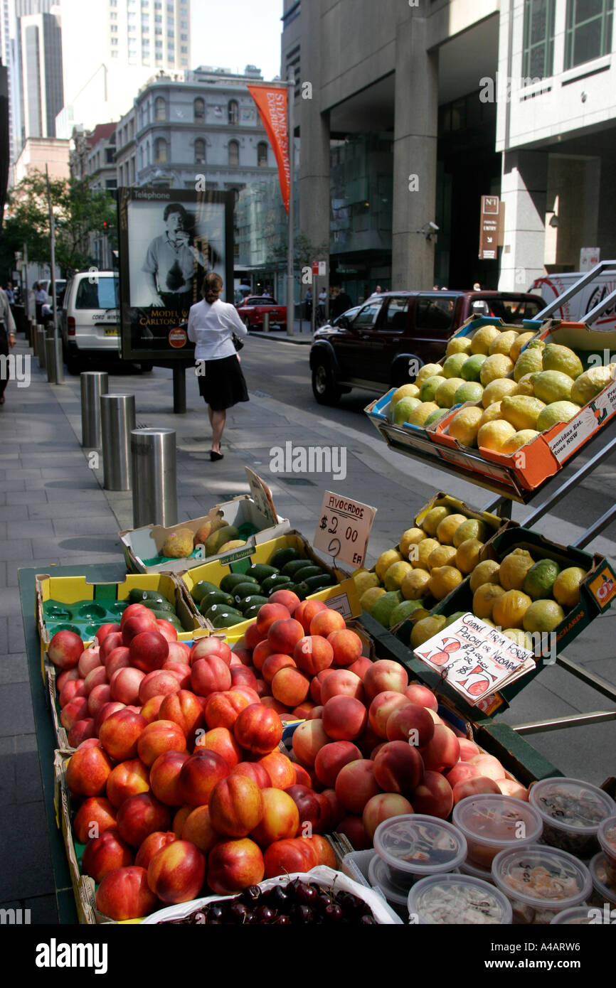 Goldene Pfirsiche weiße Pfirsiche, weiße Nektarinen und goldenen Nektarinen Avocados und Zitronen zum Verkauf in einem Straßenstand Stadt Stockfoto