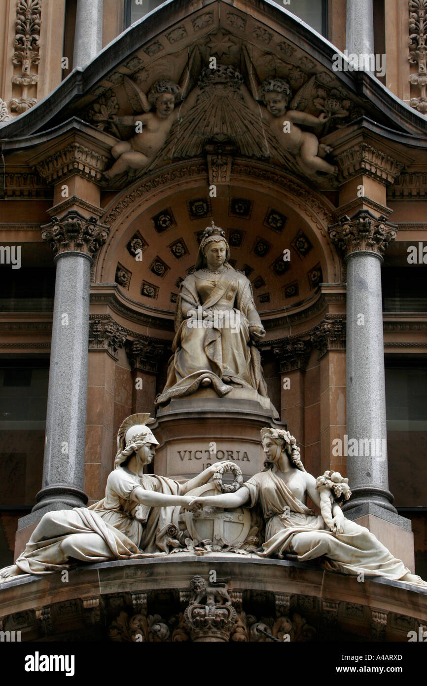 Eine aufwendige 19. Jahrhundert Statue der britischen Königin Victoria, die schmückt die Hauptpost in Martin Platz Sydney Australia Stockfoto