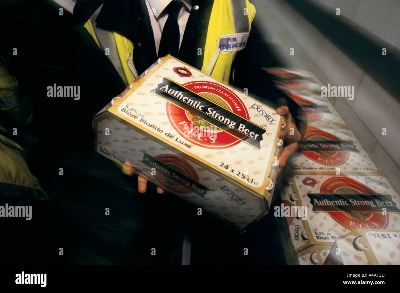 EIN ZOLL & VERBRAUCHSTEUERN OFFICER BEI DOVER HAFEN AN ENGLANDS SÜDKÜSTE KATALOGE WIRD VON EINEM SCHMUGGLER BESCHLAGNAHMTEN GÜTER. Stockfoto