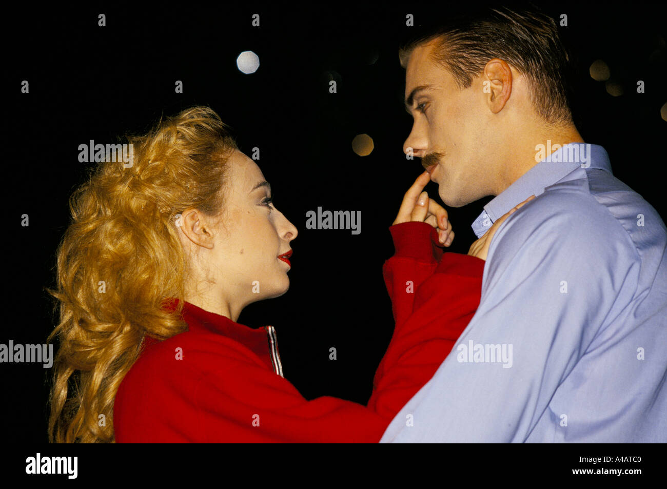 Aschenputtel, gespielt von Sarah Wildor und der Pilot von Adam Cooper gespielt Stockfoto