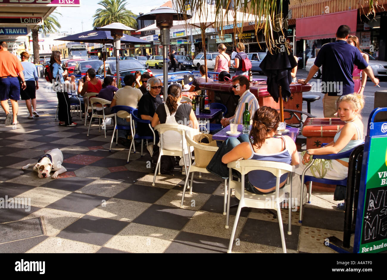 St. Kilda ist berühmt für seine Lebensmittel Mode und öffnen Luft Lebensstil St Kilda Melbourne Victoria Australien horizontale Stockfoto
