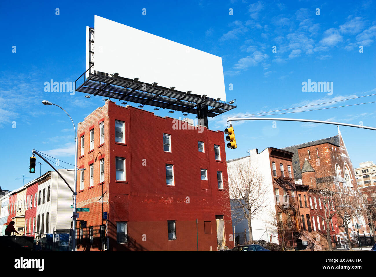 LEERE BILLBOARD AUF DER ALTEN GEBÄUDE, VERÄNDERUNGSPROZESSES RAUM, WERBEFLÄCHE Stockfoto