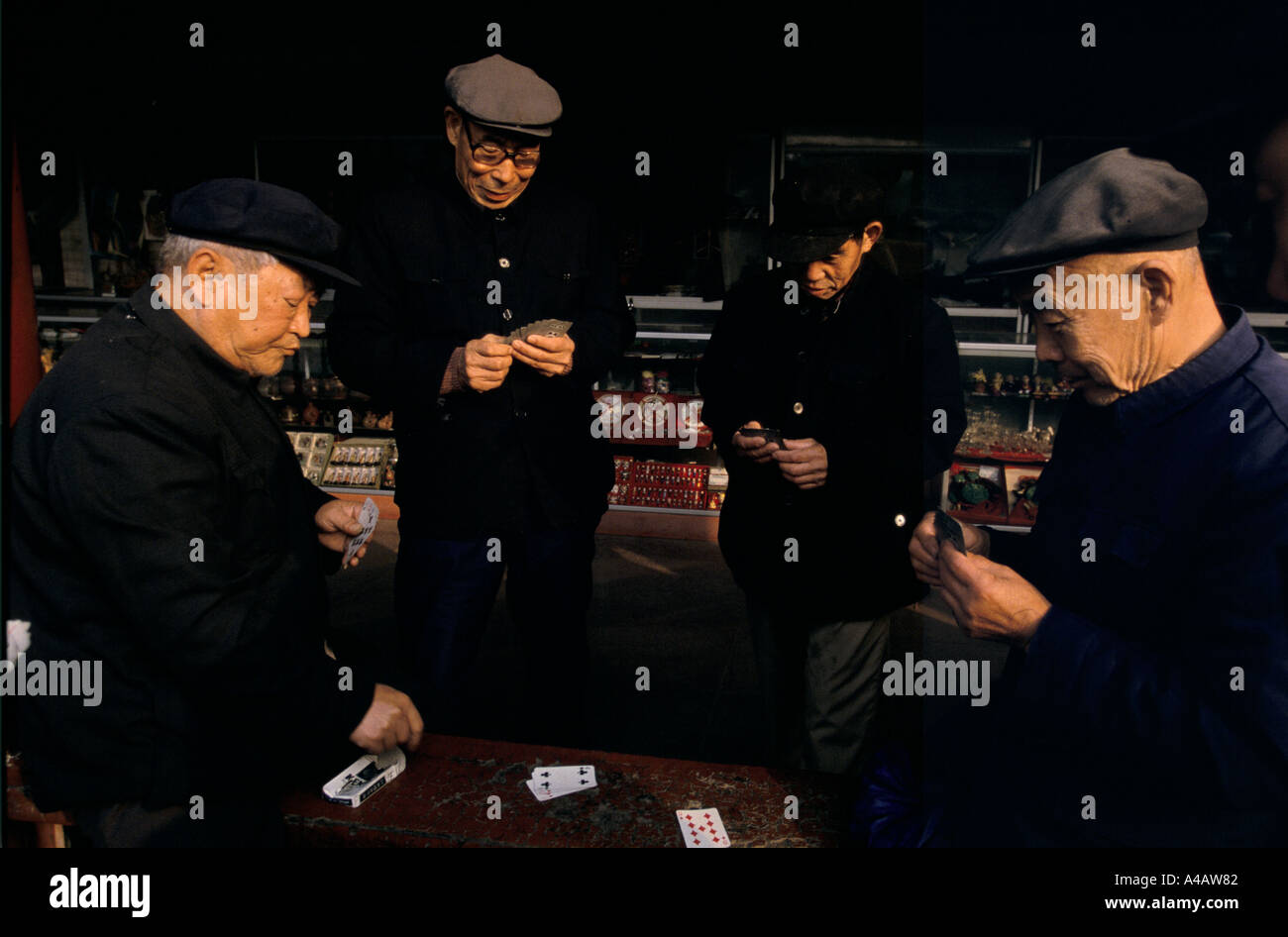 Peking, China, 1997: alte Männer Spielkarten auf der Straße Stockfoto
