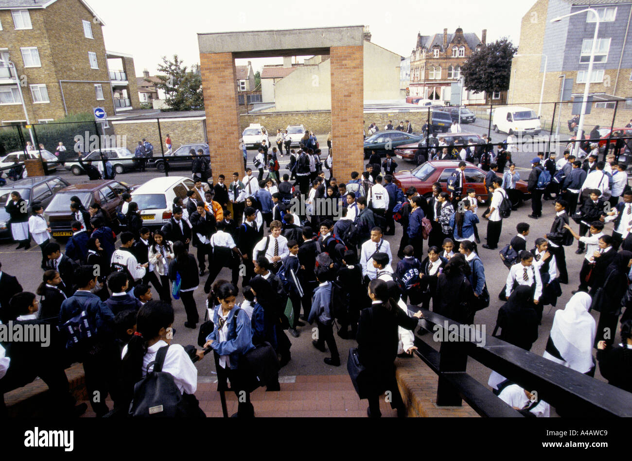 Forest Gate School Eingang Schülerinnen und Schüler am Ende eines Tages voller. London Stockfoto