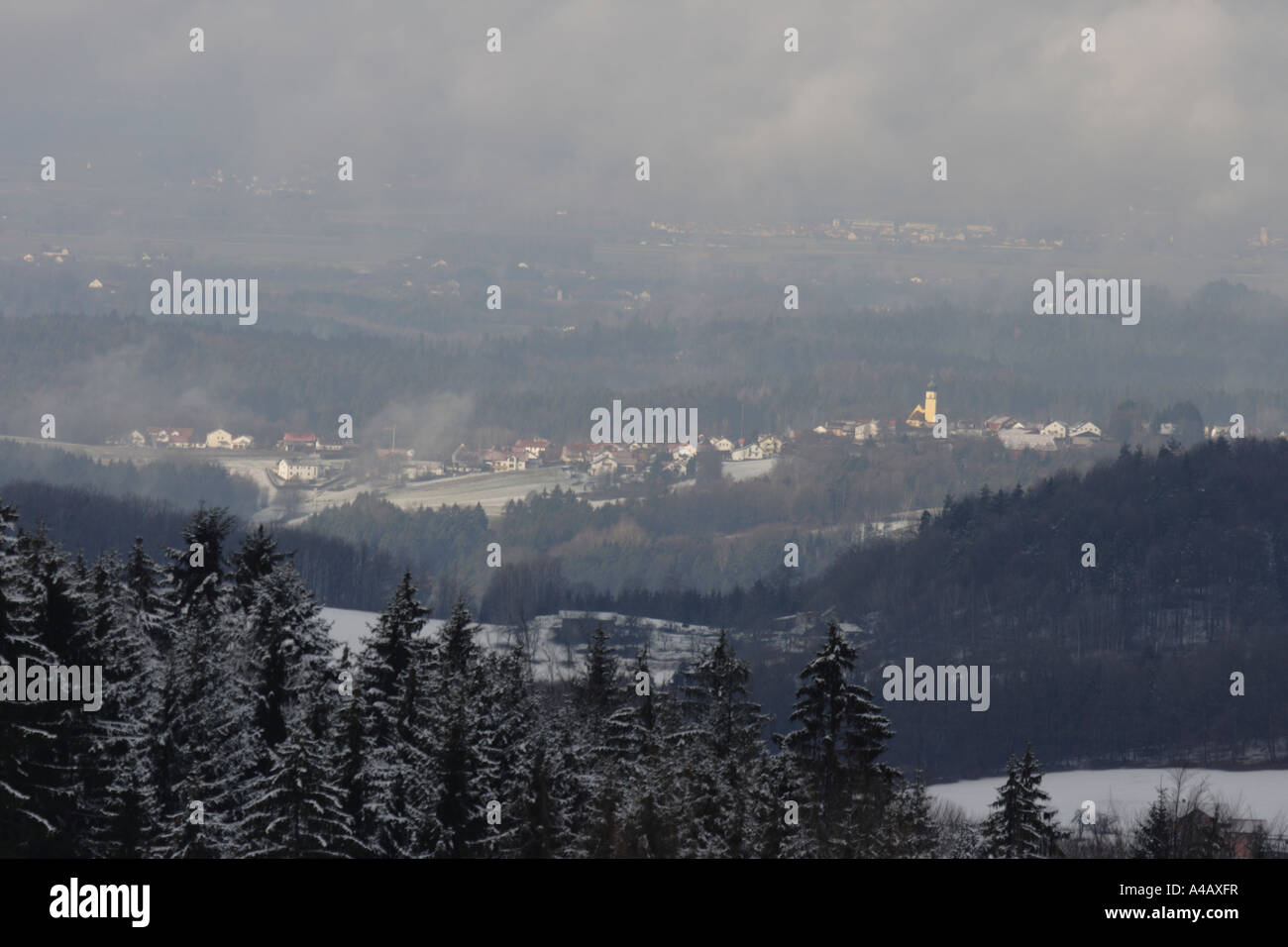 Dorf Winter Berg Deggendorf Bayern Bayerischer Wald Deutschland. Foto: Willy Matheisl Stockfoto