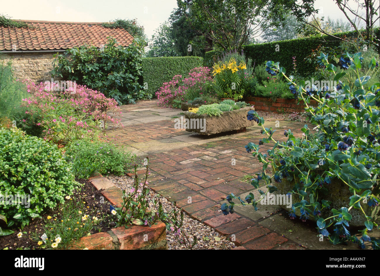 Patio Garten Mit Steintrog Stockfoto Bild 6280662 Alamy
