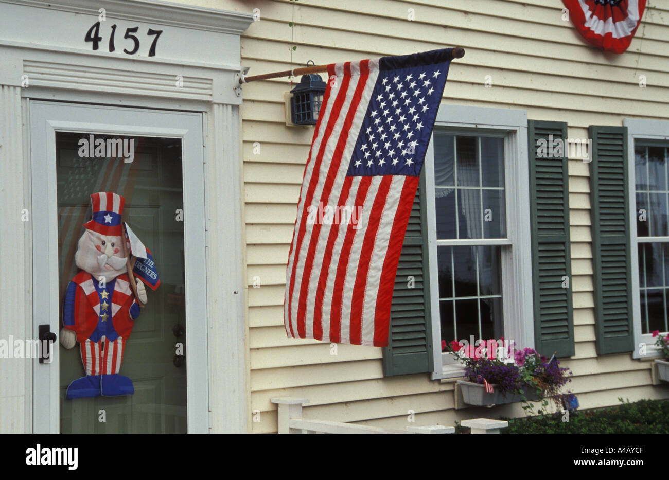 Flaggen vor einem Haus in der upper New York State Stockfoto