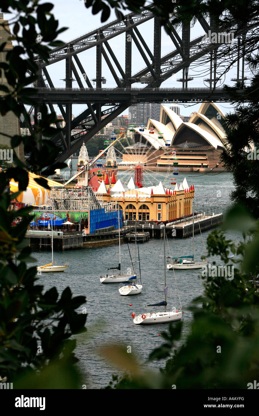 Eine Ansicht der Luna Park das Opernhaus und der Hafen Sydney von Lavender Bay Brücke Stockfoto