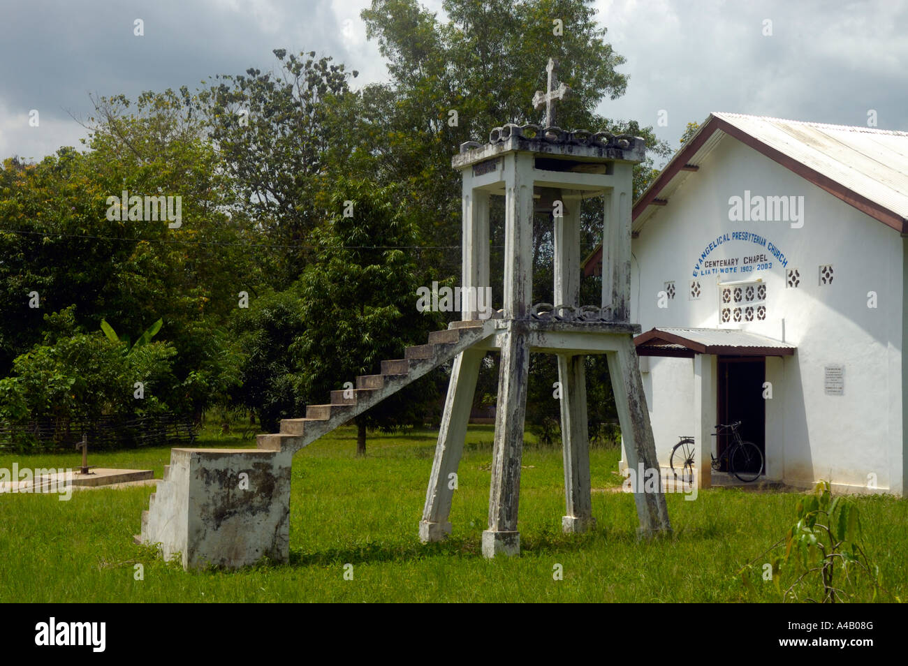 Dorfkirche mit Glockenturm und Kreuz in Liati Wote in der Nähe von Hohoe, Ghana, Afrika Stockfoto