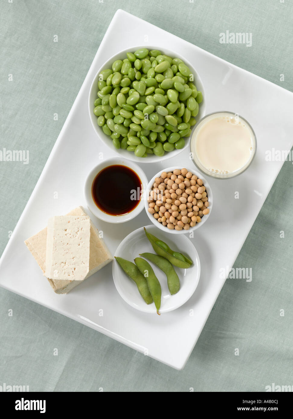 Vielzahl von Soja-Produkten: Edamame, Soja-Milch, Soja-Sauce, getrocknete Sojabohnen, Tofu und frischen Sojabohnen Stockfoto