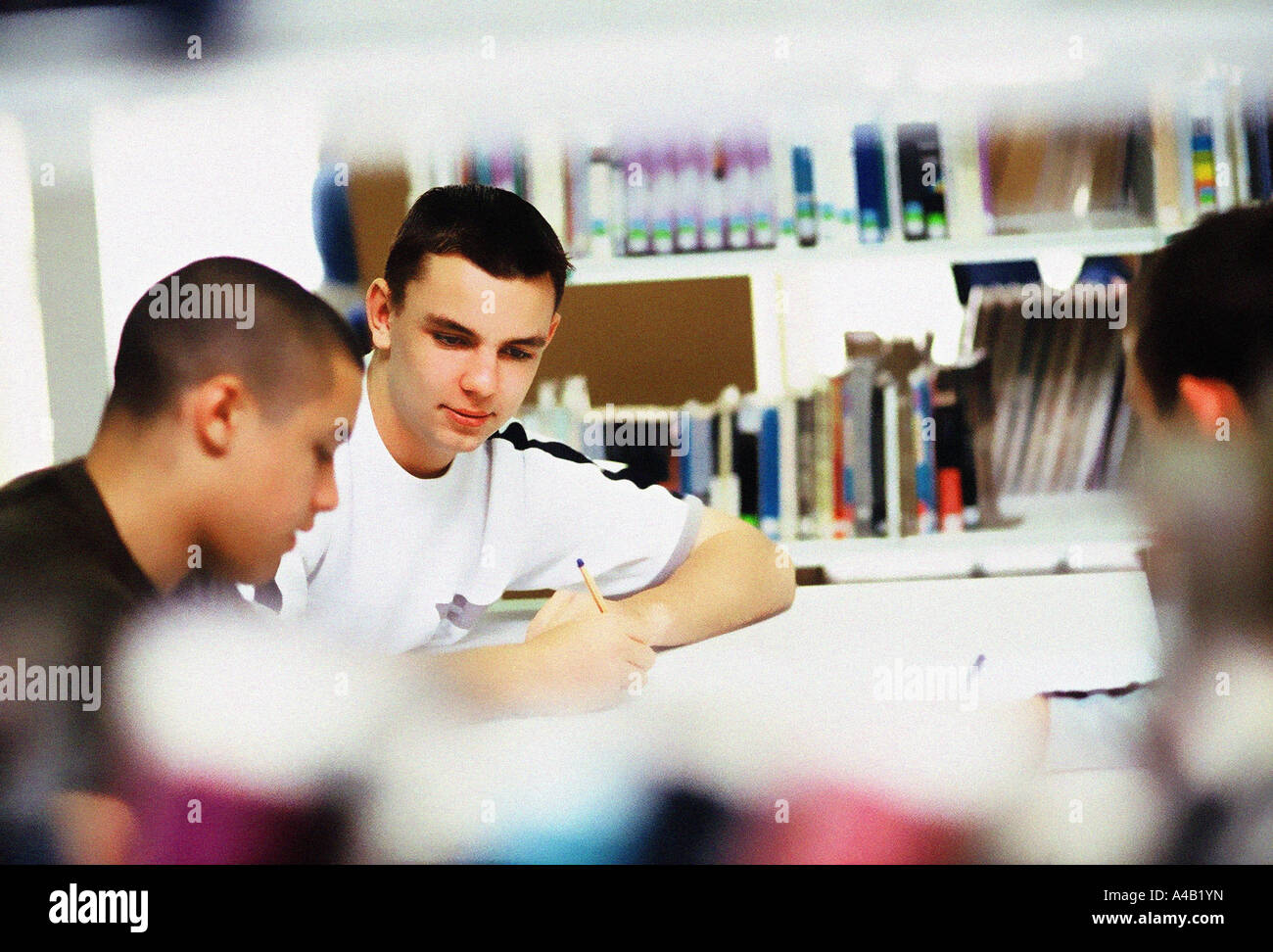 Jungen Studierenden Bibliothek ahnungslos Bücher Fakultät american British European Licht Farbe Farbe lernen Überarbeitung Bildung Stockfoto