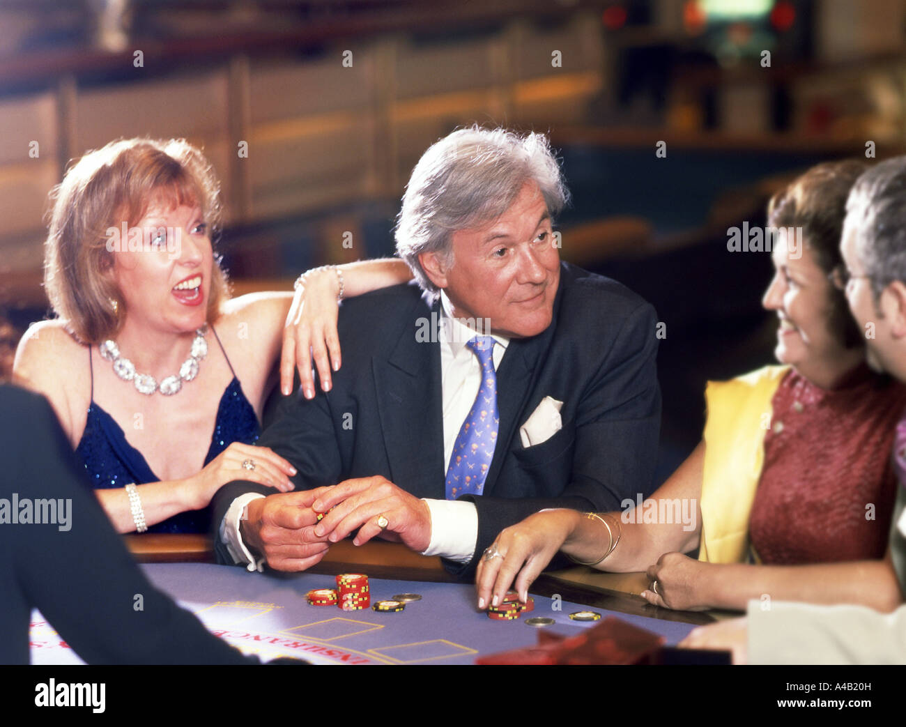 ältere Spieler Spielkarten im casino Stockfoto